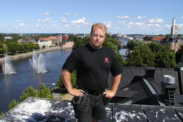 Nicklas Torstensson på ett tak i Norrköping