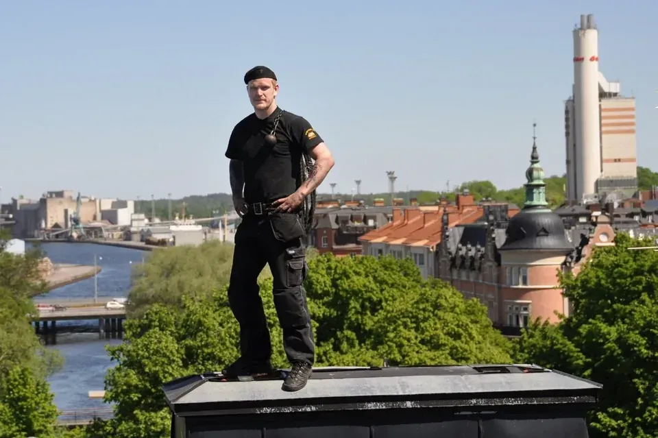 Rasmus Tholander på ett tak i Norrköping